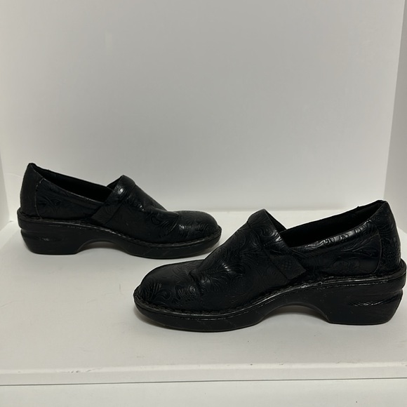 B.O.C Born Peggy Tooled Leather Look Clogs Embossed Paisley Black Women Size 9.5 - Picture 2 of 8